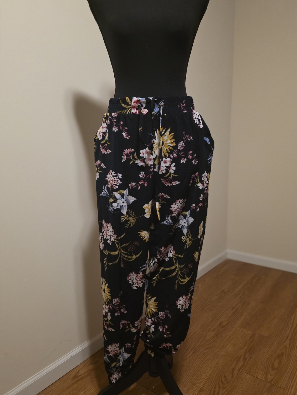 One by Chapter One Floral Jogger Pants (Size M)